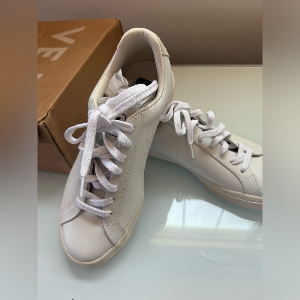 VEJA sz 8 / 39 brand new white